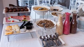 Daily English breakfast (ZAR 95 per person)