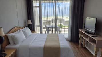 Standard Studio, 1 Queen Bed | In-room safe, individually decorated, individually furnished, desk