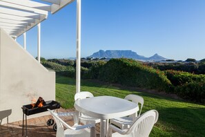BBQ/picnic area - Dolphin Beach Hotel (Cape Town)