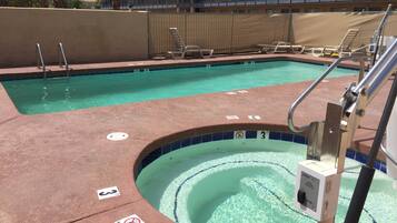 Piscina externa, funciona das 7h às 22h, espreguiçadeiras