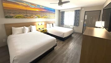 Habitación, 2 camas de matrimonio, no fumadores (Room, 2 Queen Beds, Accessible, NoPet) | Escritorio, espacio para trabajar con un portátil, cortinas opacas