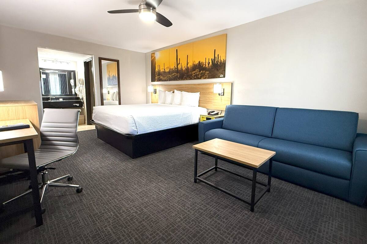 Chambre Deluxe, 1 très grand lit et 1 canapé-lit, non-fumeurs | Bureau, espace de travail pour ordinateur portable, rideaux occultants