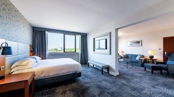 Junior Suite | Living area | 40-inch TV with satellite channels, pay movies