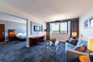 Junior Suite, 1 King Bed | Premium bedding, pillowtop beds, in-room safe, laptop workspace - Hilton Strasbourg (Strasbourg)