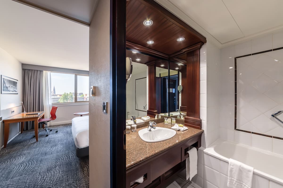 Combined shower/bathtub, free toiletries, hair dryer, towels