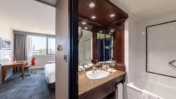 Combined shower/tub, free toiletries, hair dryer, towels