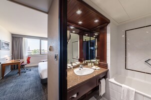 Combined shower/tub, free toiletries, hair dryer, towels