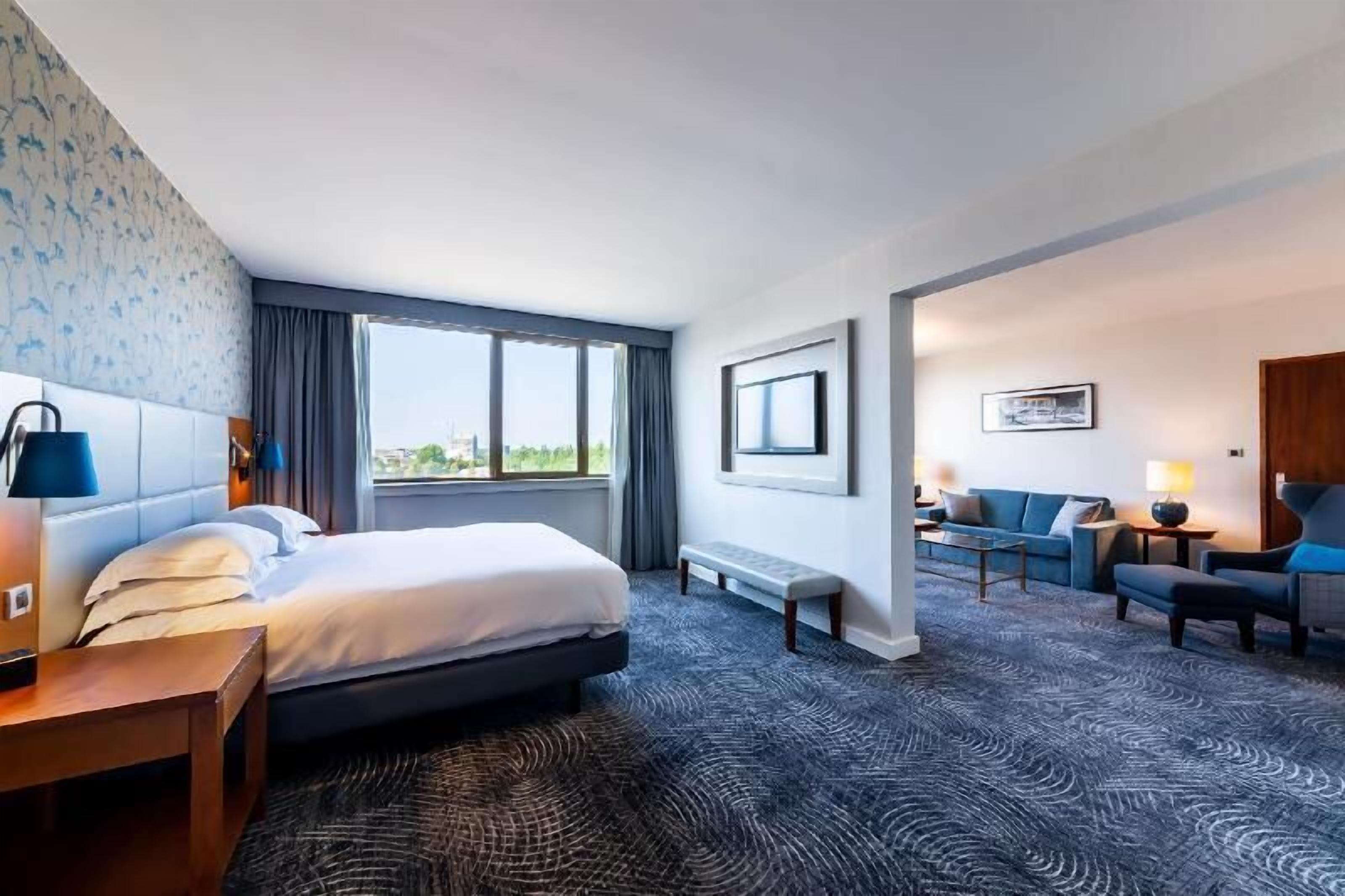 Hochwertige Bettwaren, Pillowtop-Betten, Zimmersafe, Schreibtisch