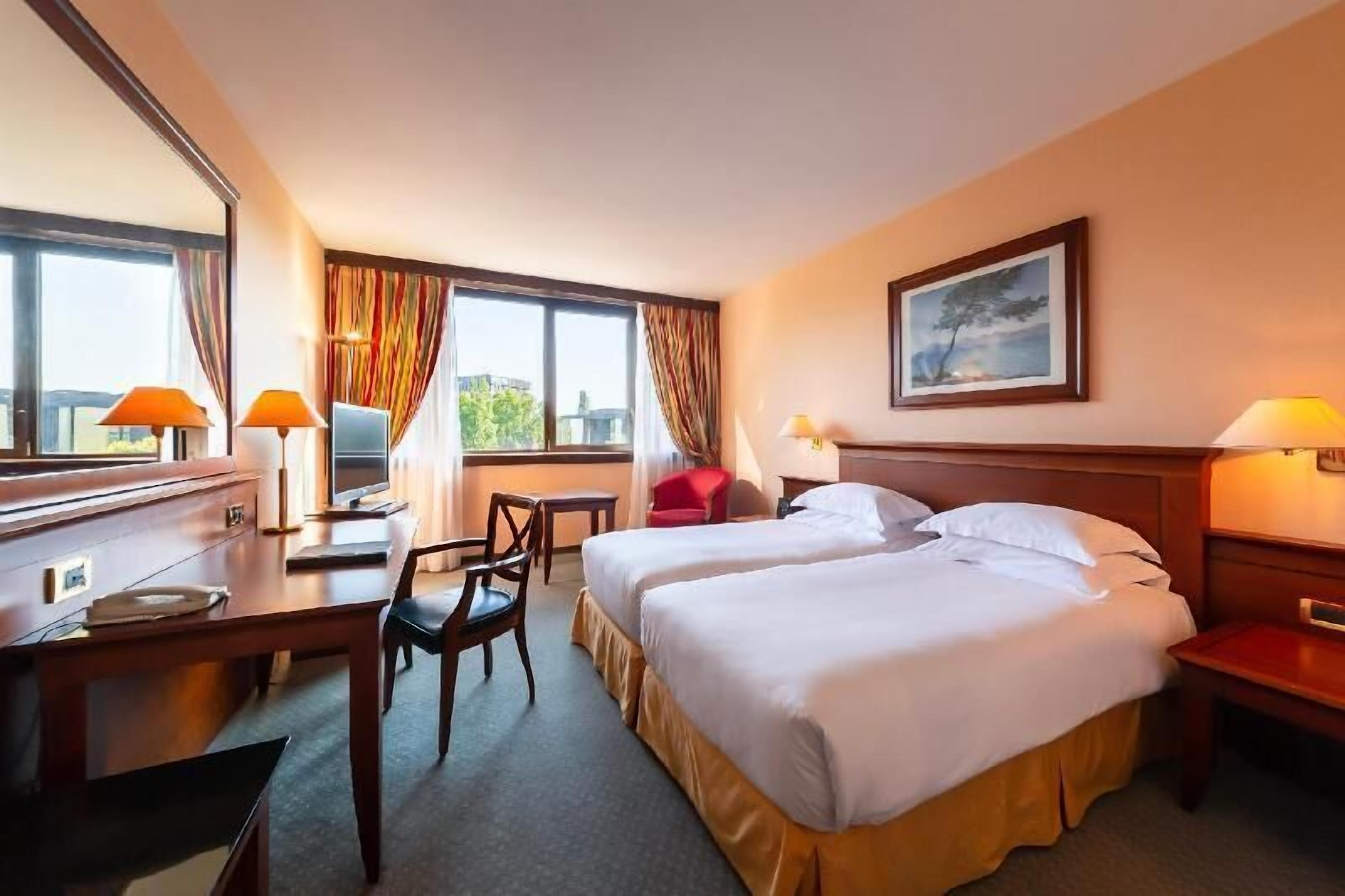 Hochwertige Bettwaren, Pillowtop-Betten, Zimmersafe, Schreibtisch