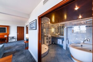 Suite junior, 1 cama de matrimonio grande | Baño | Ducha y bañera combinadas y artículos de higiene personal gratuitos