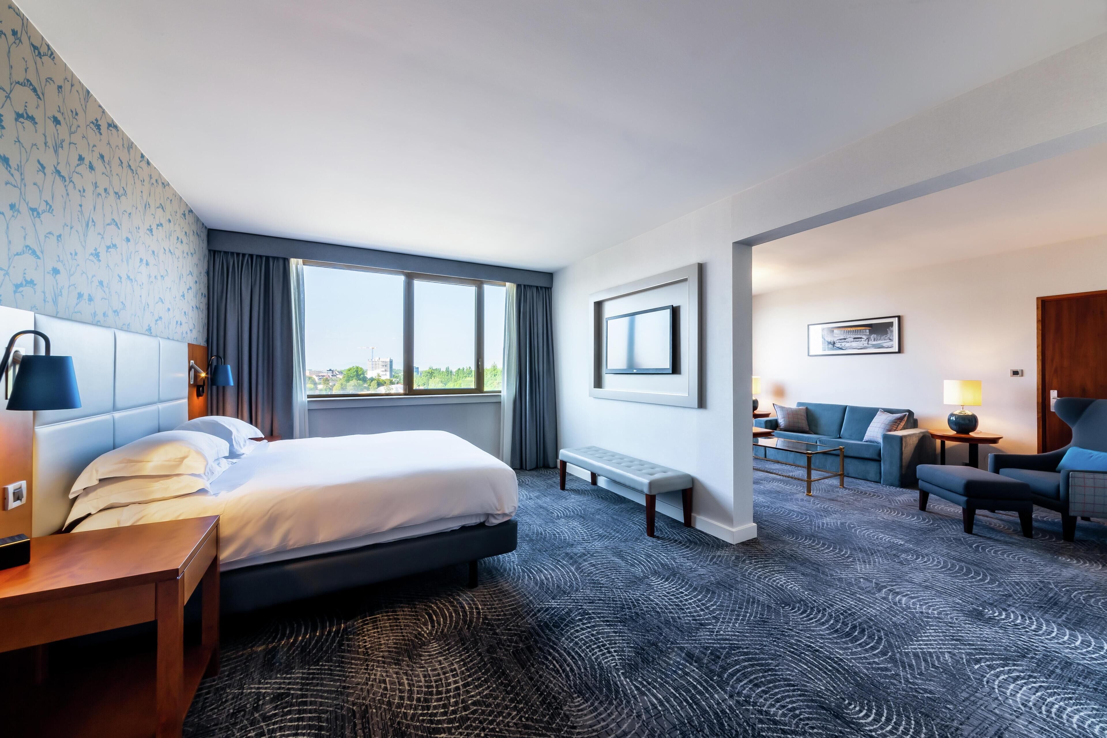 Junior Suite | Living area | 40-inch TV with satellite channels, pay films