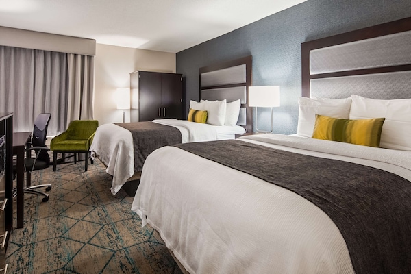 Habitació estàndard, 2 llits de matrimoni, no fumadors, frigorífic i microones | Escriptori, planxa i posts de planxar, bressols i llits addicionals