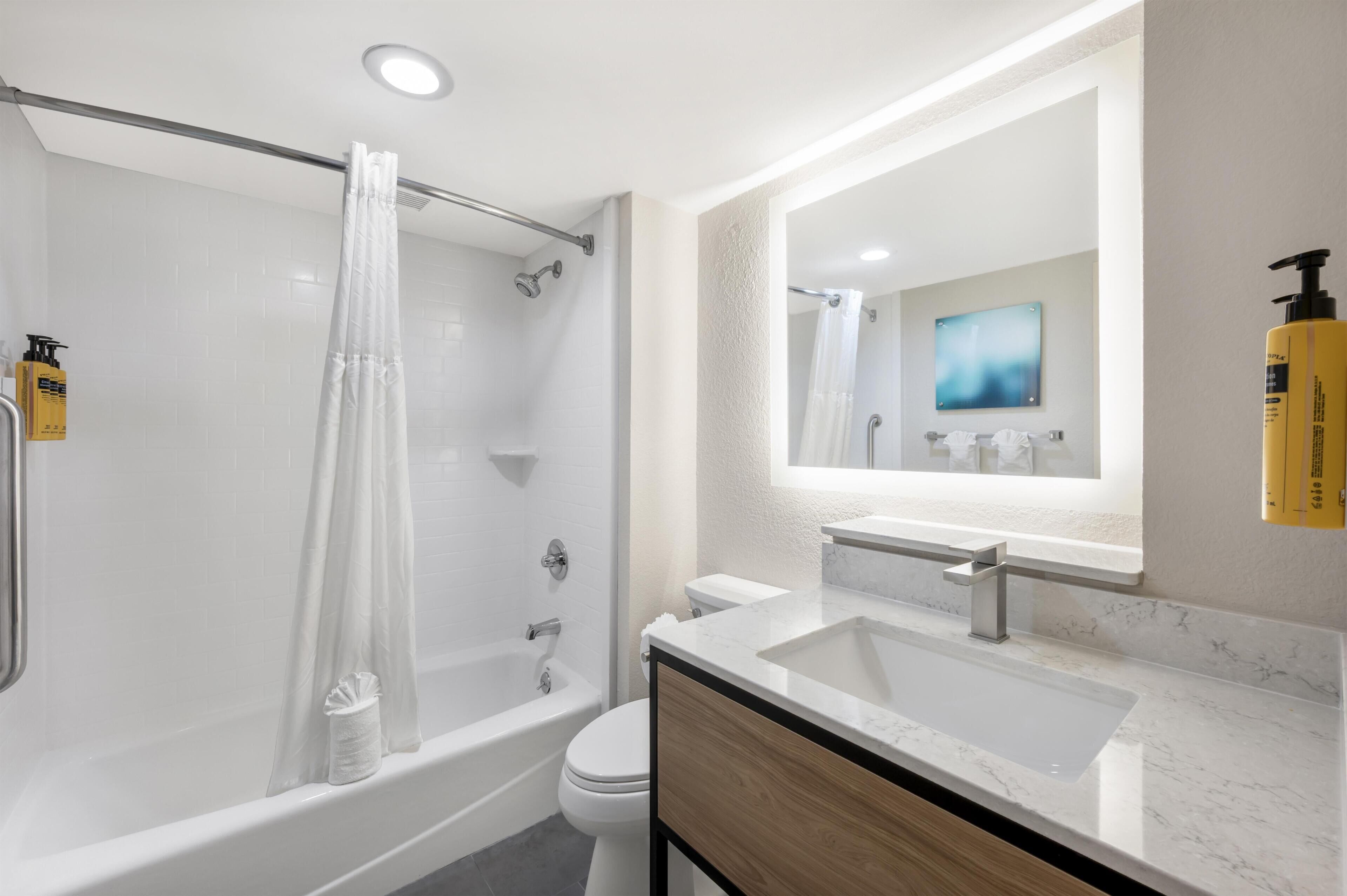 Standard Room, 1 King Bed, Non Smoking, Refrigerator & Microwave | Bathroom