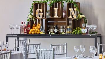 Speisen im Freien, serviert Mittagessen und Abendessen