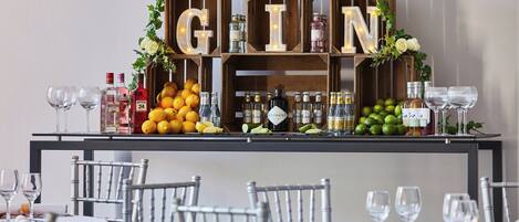 Al fresco dining, serves lunch and dinner