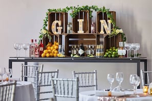 Al fresco dining, serves lunch and dinner