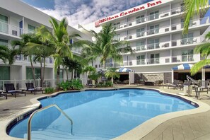 Outdoor pool, open 7:00 AM to 10:00 PM, sun loungers - Hilton Garden Inn Miami Brickell South (Miami)