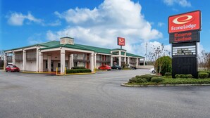 Ein EconoLodge mit einem Gründach, einem Parkplatz und einer Schautafel.