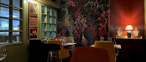 Breakfast, lunch and dinner served