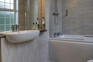 Combined shower/tub, free toiletries, hair dryer, towels