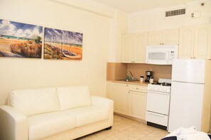 xStandard Room 1 Queen bed kitchen, City Viewx | Aire de séjour