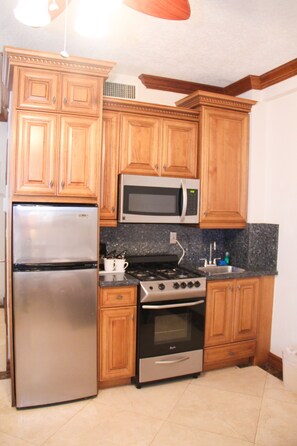 Studio, 2 lits doubles, cuisine, vue sur l’océan | Cuisine privée | Réfrigérateur, four à micro-ondes, surface de cuisson, cafetière-théière