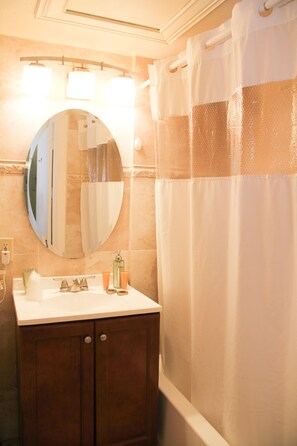 Badkar/dusch, gratis toalettartiklar, hårtork och handdukar