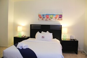 xStandard Room 1 Queen bed kitchen, City Viewx | Tallelokero huoneessa, pimennysverhot, silitysrauta/-lauta