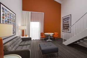 Suite, 1 letto queen | 1 camera, una cassaforte in camera, ferro/asse da stiro, Wi-Fi gratuito
