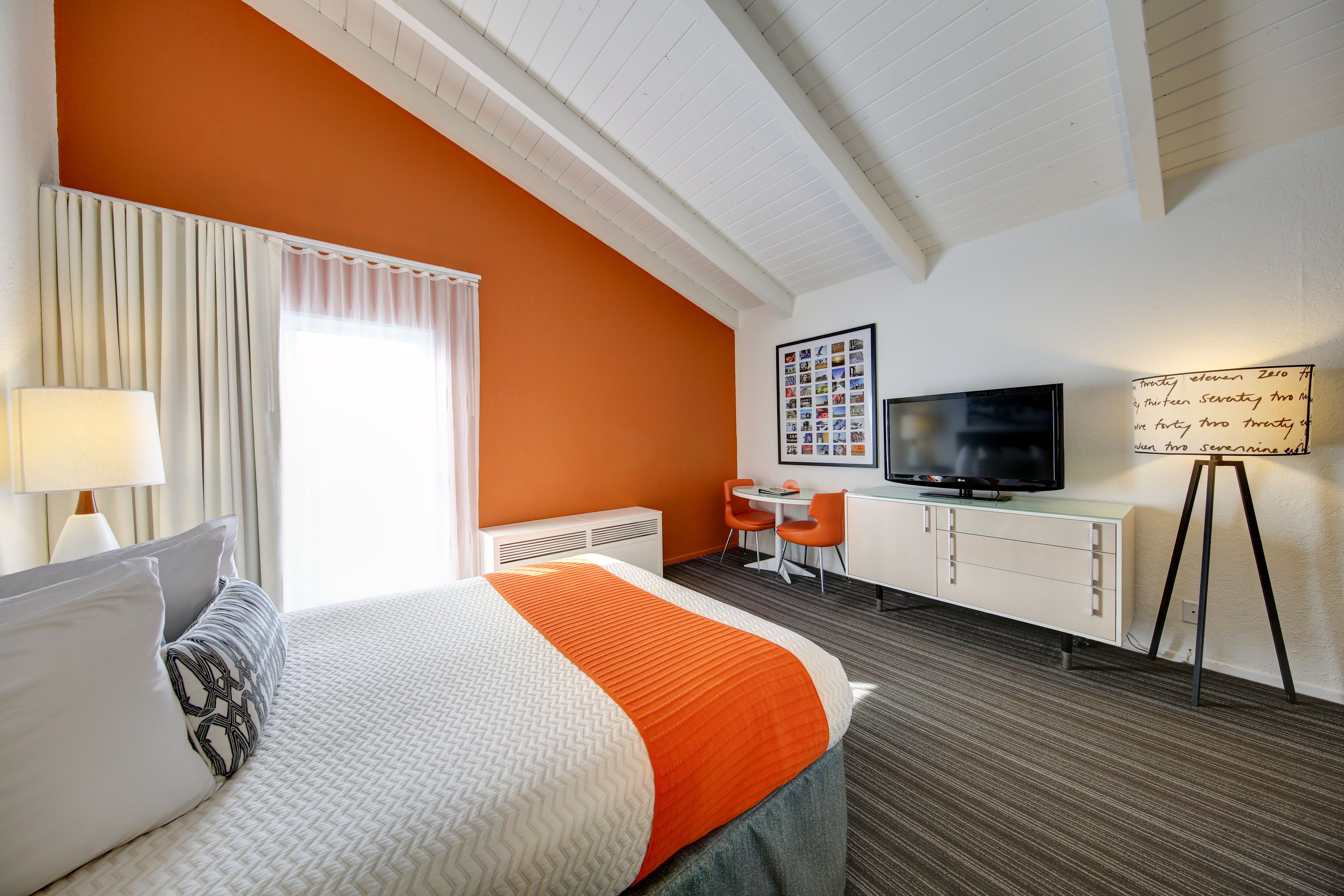 deluxe room, 1 queen bed | room amenity