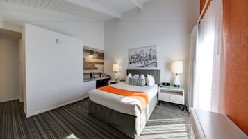 Deluxe Room, 1 Queen Bed | In-room safe, iron/ironing board, free WiFi, bed sheets