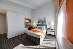 Deluxe Room, 1 Queen Bed | In-room safe, iron/ironing board, free WiFi, bed sheets