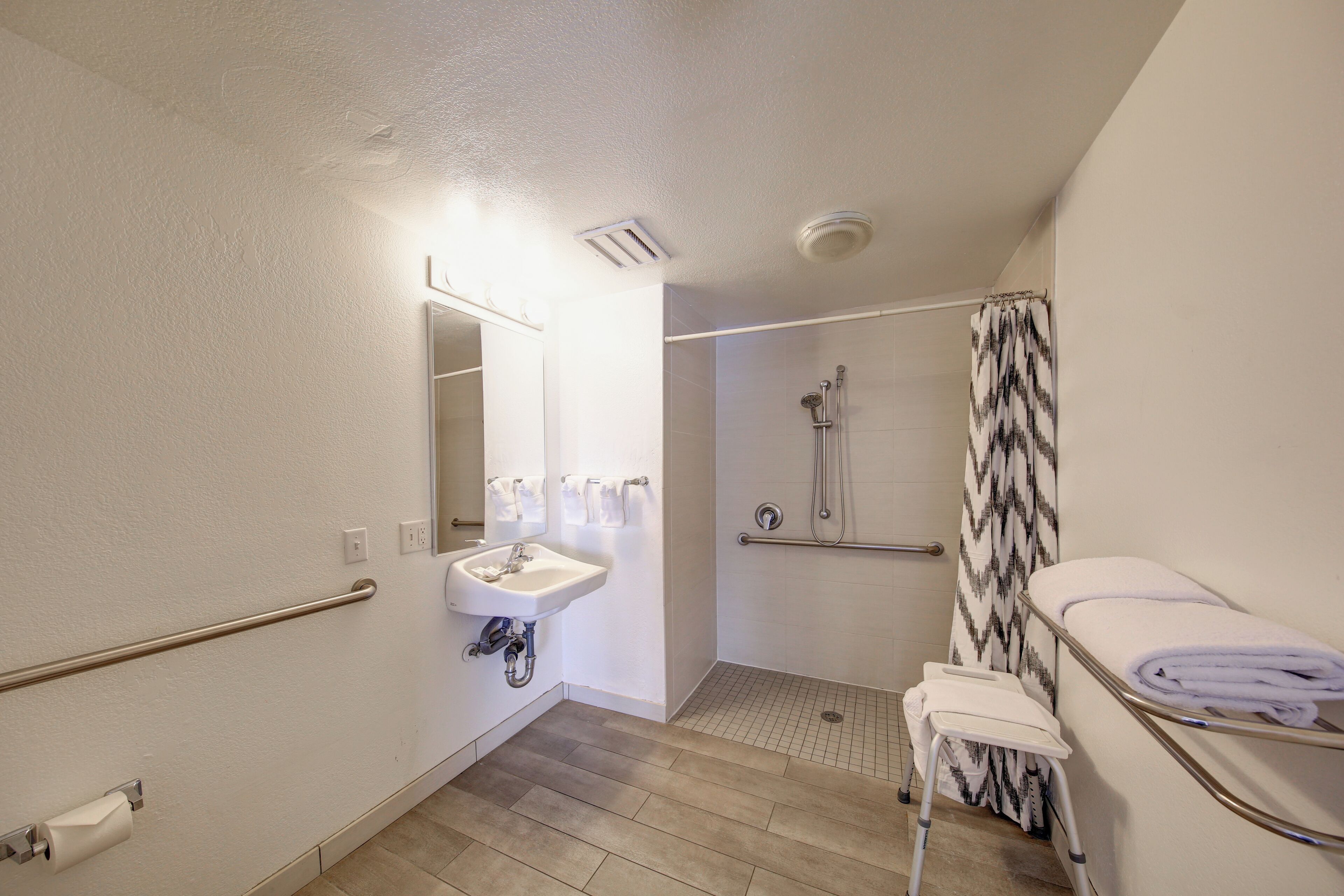 standard room, accessible, city view | bathroom | free toiletries, hair dryer, towels
