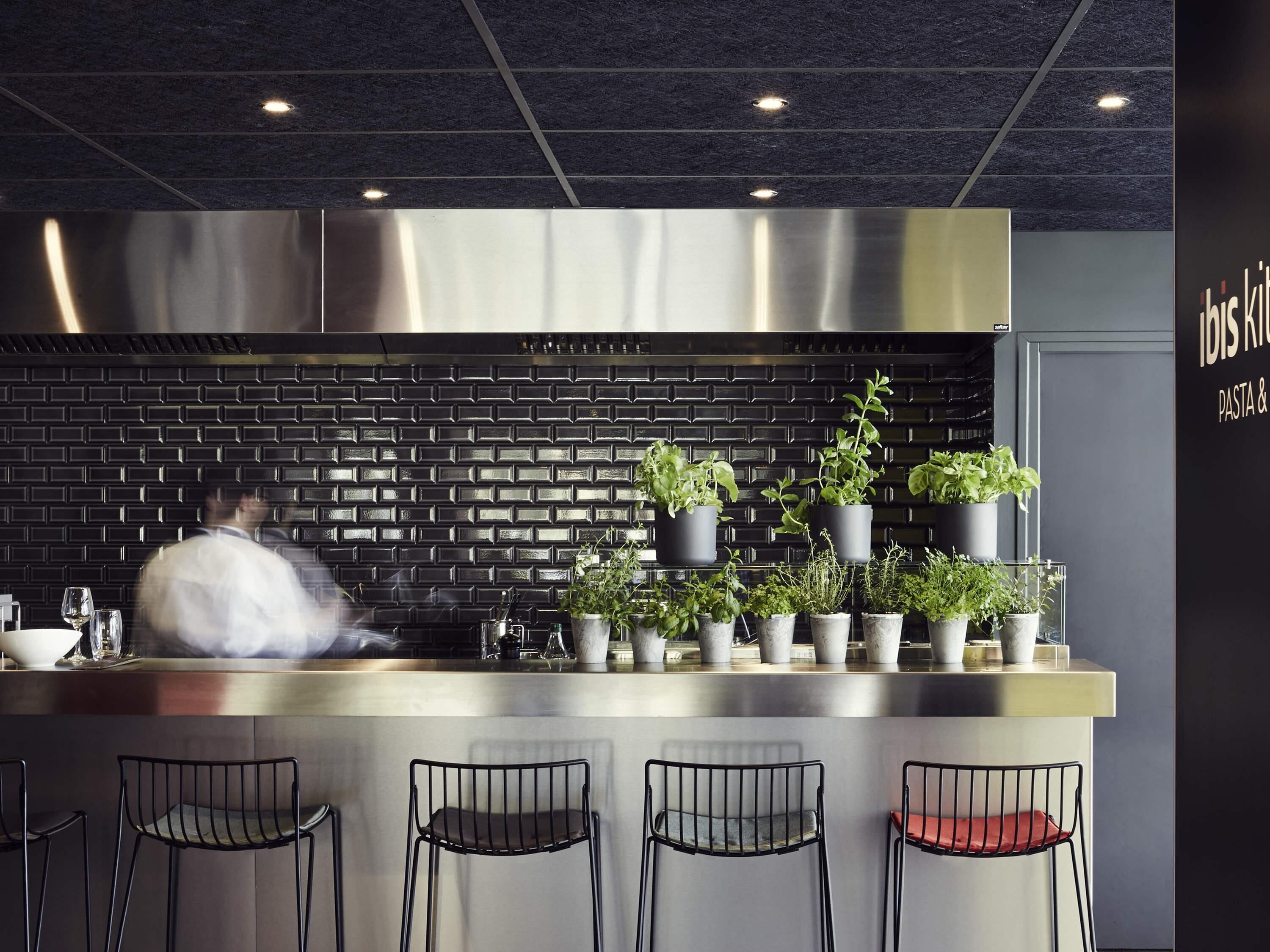 Morgunverður og hádegisverður í boði, staðbundin matargerðarlist