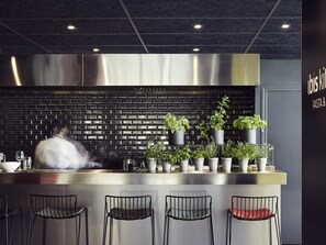 Der serveres morgenmad, frokost, aftensmad og lokale retter