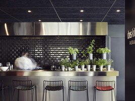 供应早餐、午餐和晚餐，地方菜