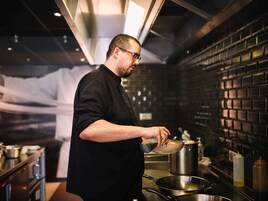 供应早餐、午餐和晚餐，地方菜