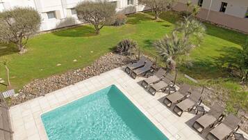 Piscine extérieure, chaises longues