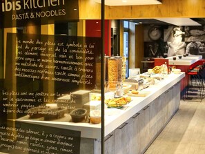 S'hi serveixen esmorzars, dinars, sopars i plats de cuina local 