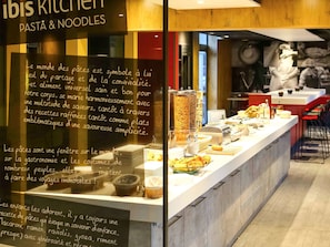 S'hi serveixen esmorzars, dinars, sopars i plats de cuina local