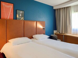 Zimmer, 2 Einzelbetten | 1 Schlafzimmer, hochwertige Bettwaren, Schreibtisch