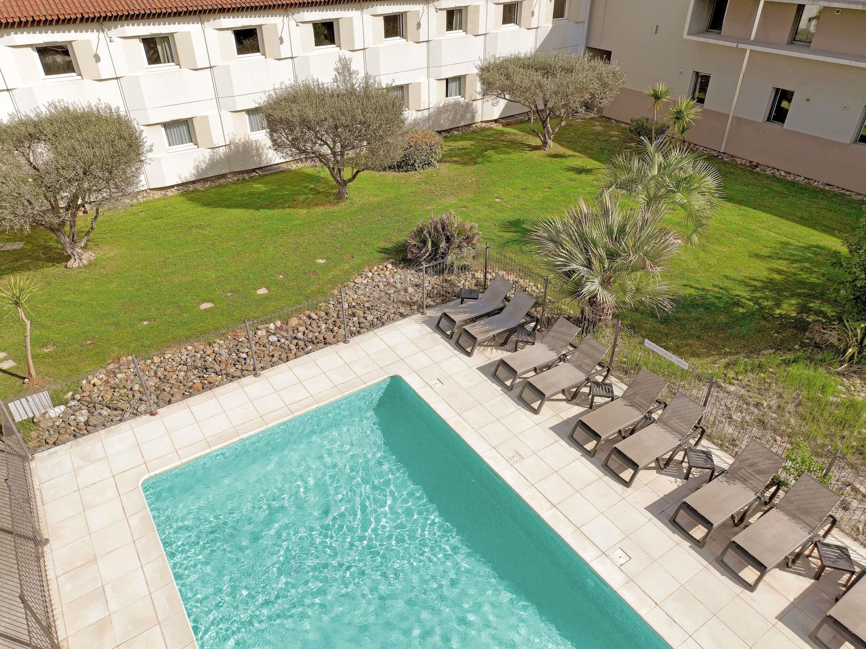 Outdoor pool, sun loungers
