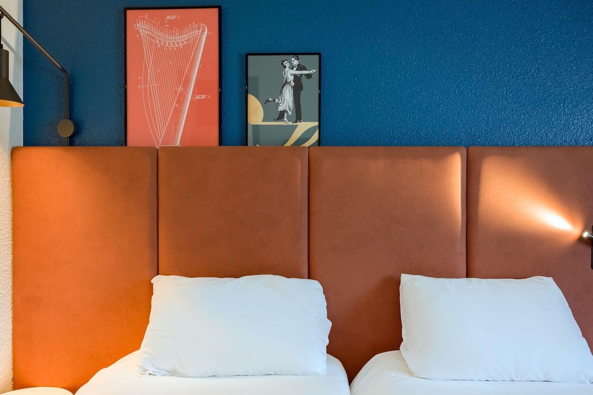 Room, 2 Twin Beds | Premium bedding, desk, soundproofing, iron/ironing board