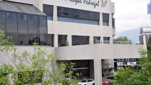 Hotel Royal Pedrejal con diseño moderno, amplios ventanales y una entrada destacada.
