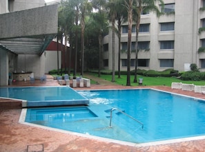 Una piscina al aire libre