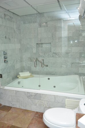 Habitación junior | Baño | Regadera, secadora de cabello, toallas 