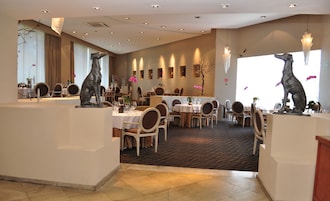 2 restaurants; breakfast, lunch, dinner, and brunch served