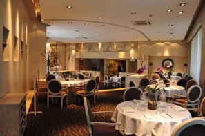 2 restaurants, breakfast, lunch served; local and international cuisine