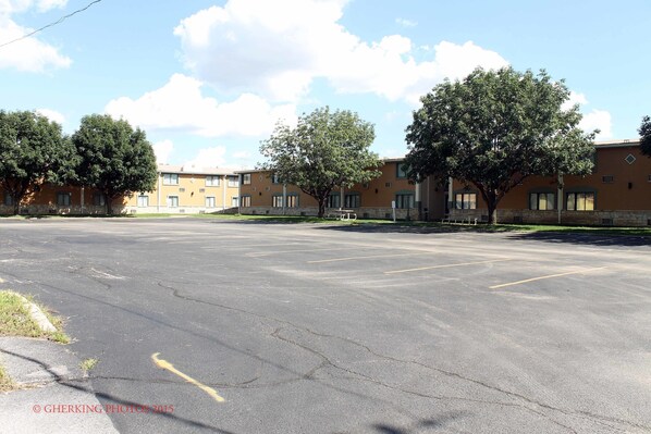A parking lot with a building in the background. - Quality Inn & Suites Council Bluffs - Omaha East (Council Bluffs)