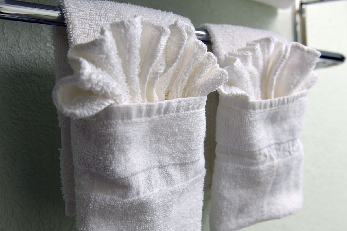 standard room, 1 queen bed, non smoking | in-room safe, desk, laptop workspace, iron/ironing board